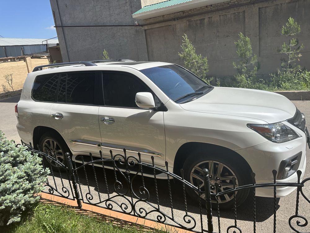 Lexus LX570 состояние идеальное