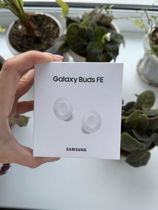 Новые наушники, запечатаные Samsung Buts FE