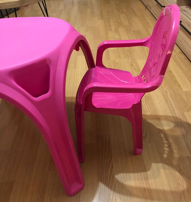 Măsuța și scăunel roz