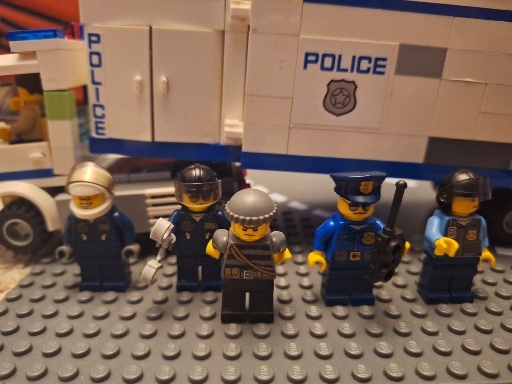 Lego city фигурки на полицаи