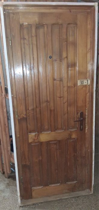 Vând o ușă masivă sculptată manual cu toc original