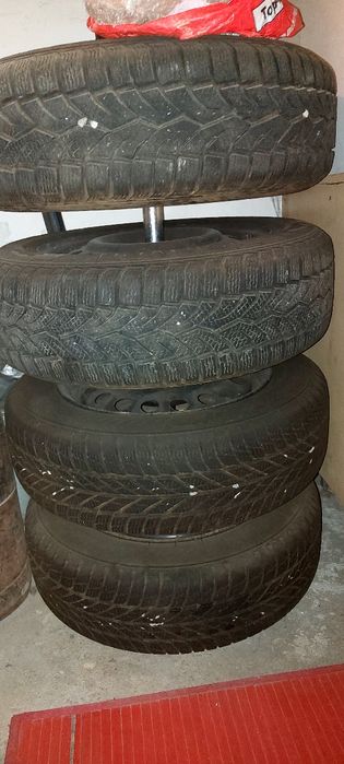 Vând 4 jante tabla 5P.cu cauciucuri de iarnă .