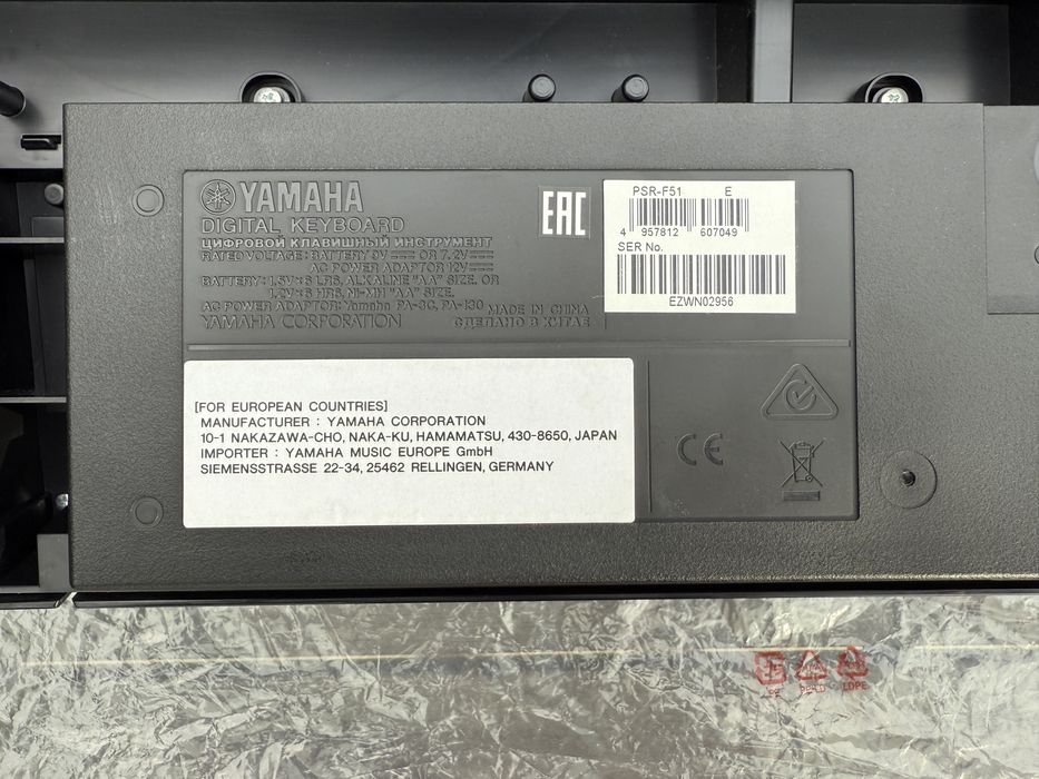 Yamaha PSR-F51 + Suport Adam Hall SKS 04 – Stare excelentă!
