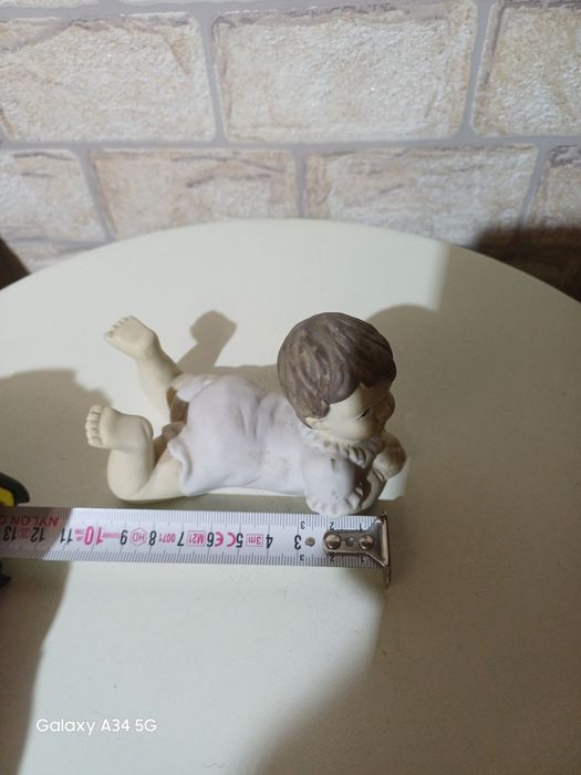 Стара порцеланова статуетка