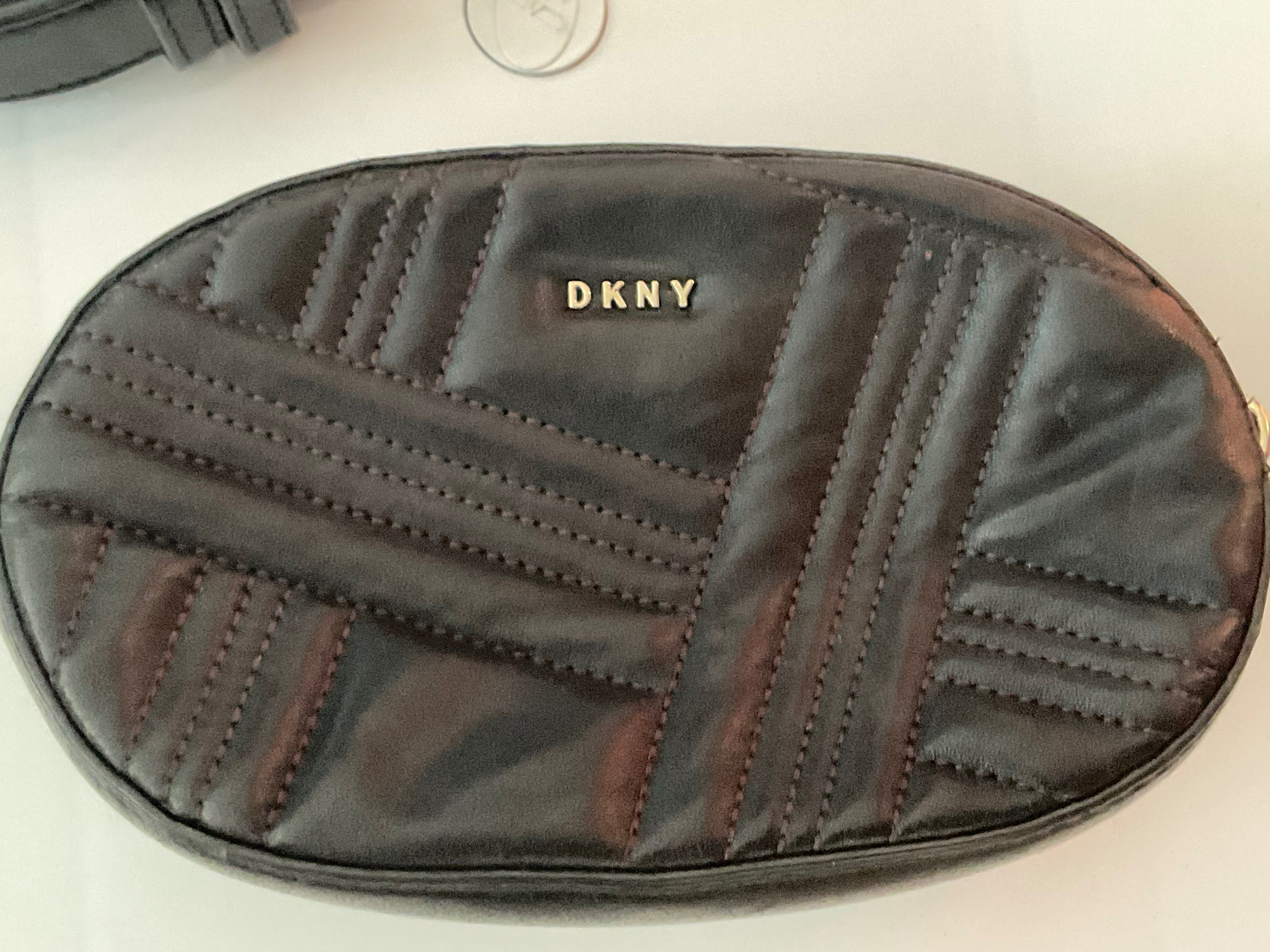 Чанта за кръста DKNY Allen от овча кожа, черна.
