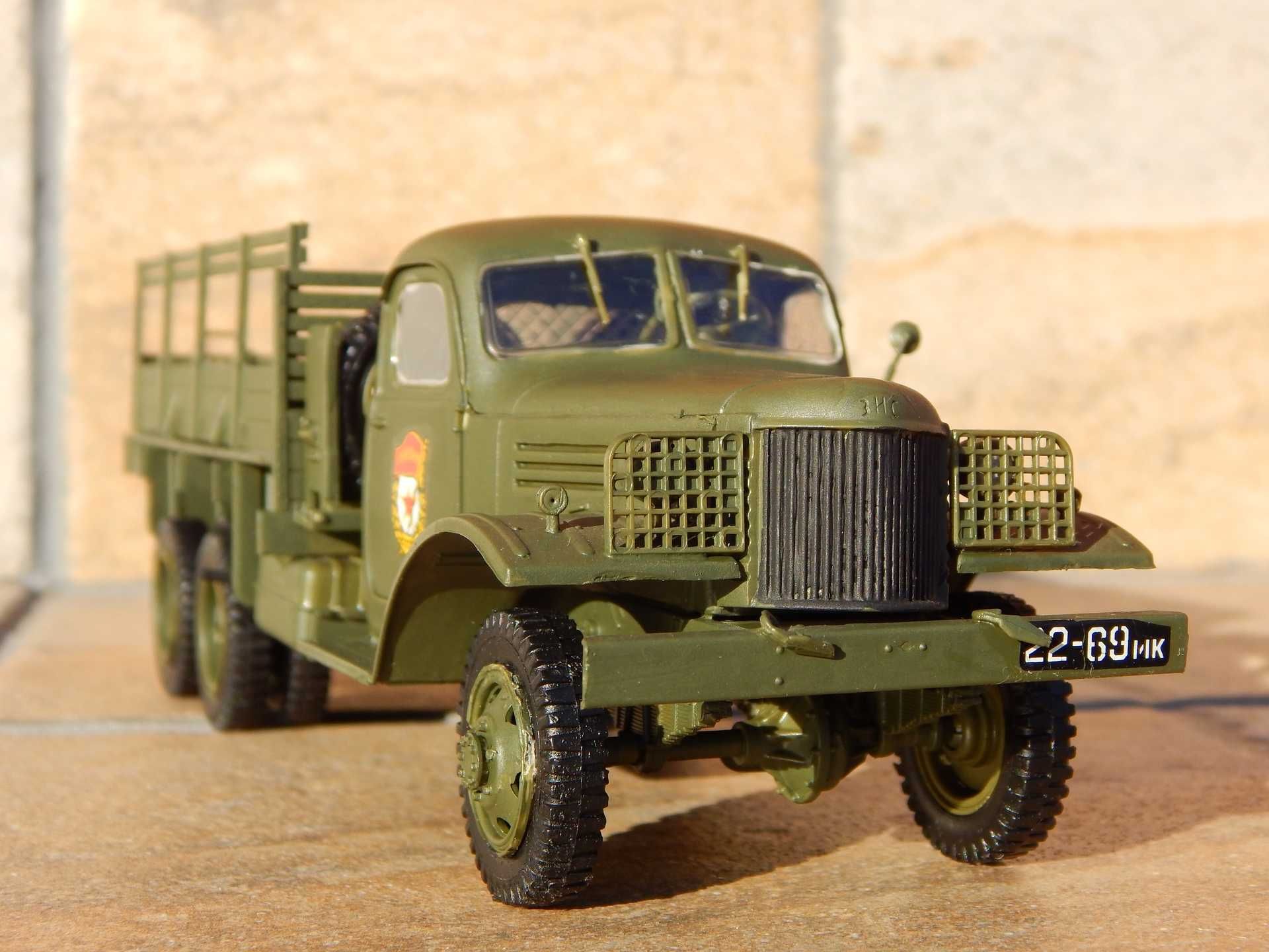 Macheta camion rusesc sovietic asamblat ZiS-151 1947 sc 1:35 Zvezda