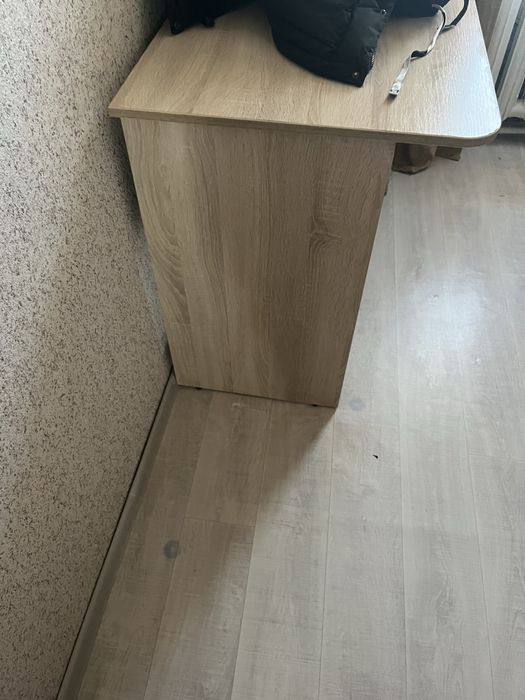 Подам прихожку и стол