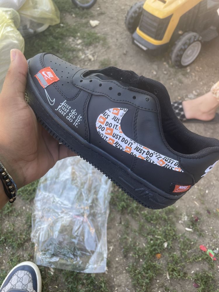 Vand adidasi angro sau la bucata nike