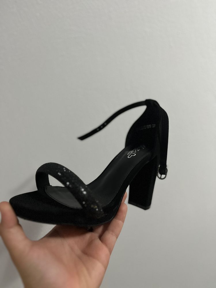 Vand sandale marimea 37