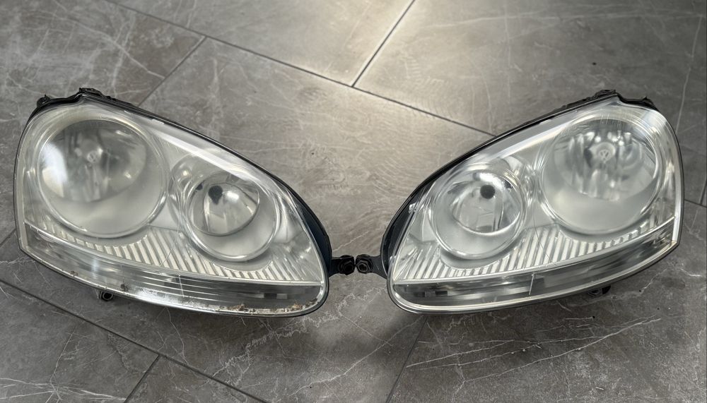 Vând Faruri Volkswagen Golf 5 - Jetta / Hella