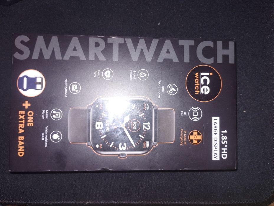 ice Smart Watch cu banda neagra și albastra inchis