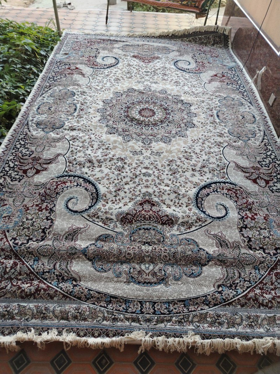 Yangi gilam sotiladi