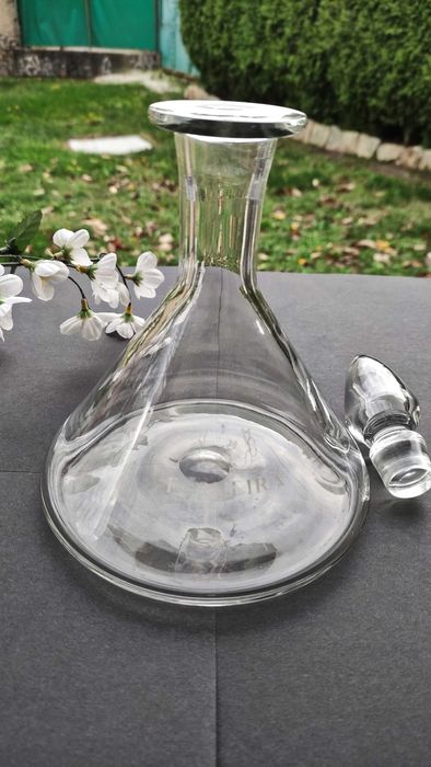 Стъклен декантер с широко дъно