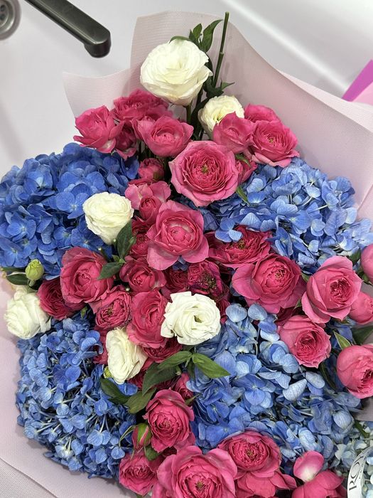 Букет гортензии 4 шт и розы