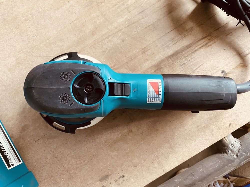 Шлифмашинка Makita BO6050J