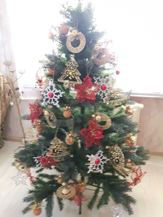 Продается новогодняя елка с игрушками