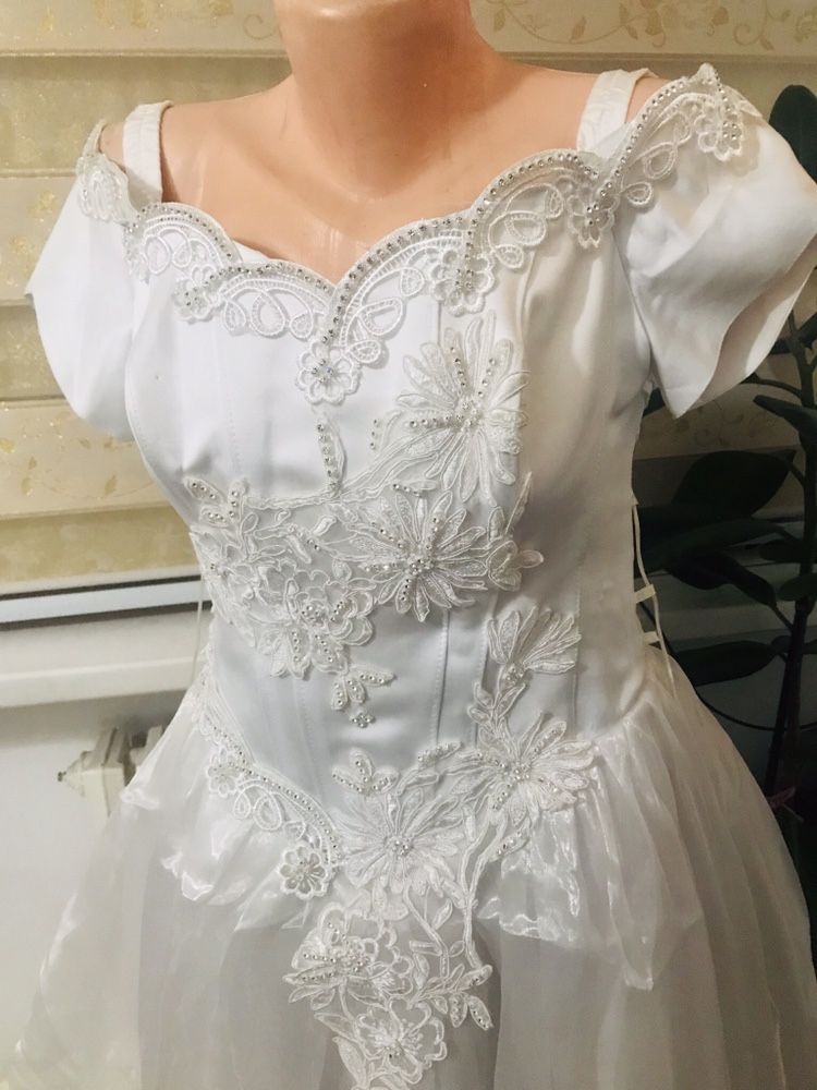Продам свадебное  платье корсет на завязки