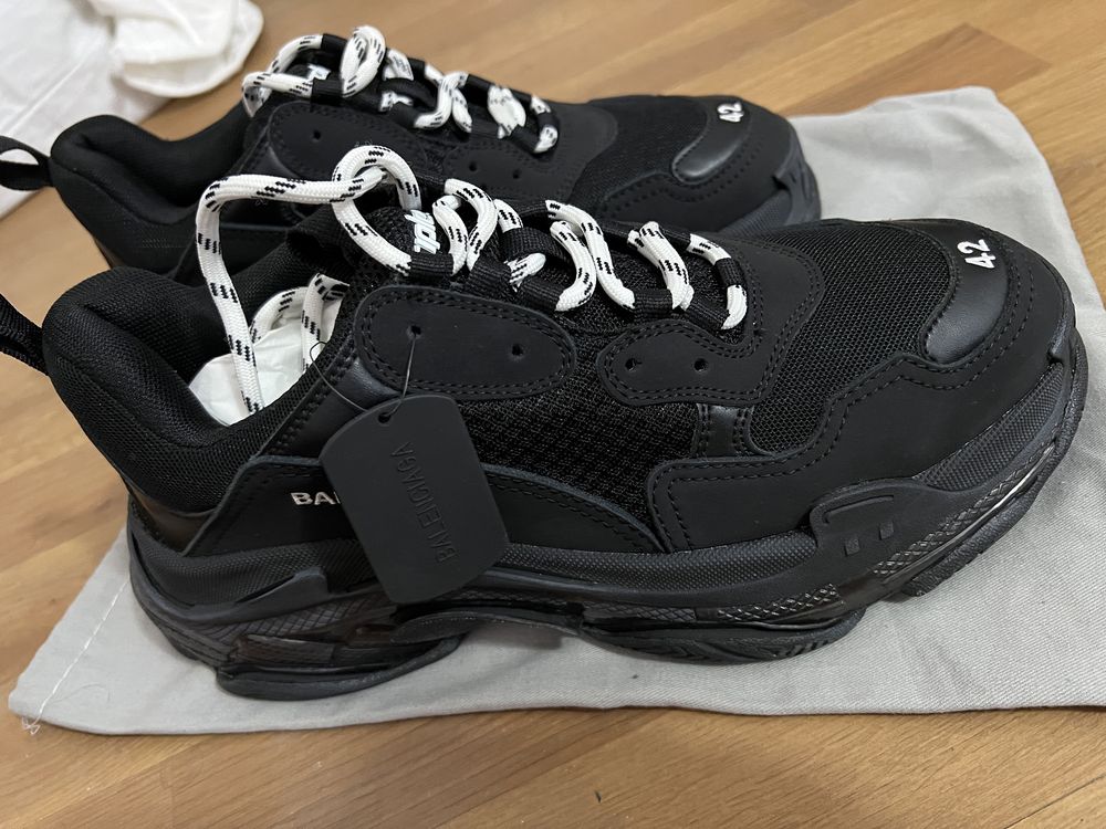 Balenciaga black sneakers triple s 42