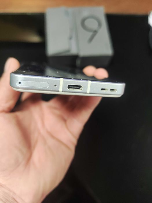 Продавам ASUS Zenfone 9