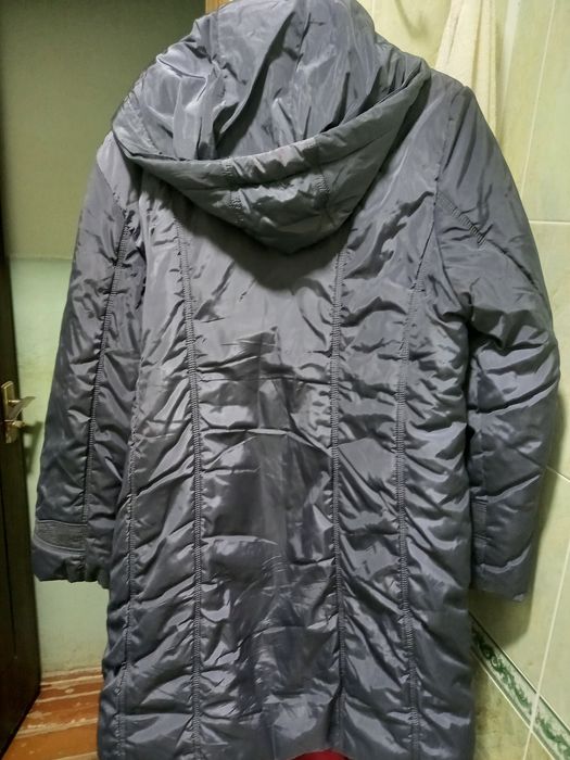 Продается женский пуховик, размер 56- 58. Цвет темно- синий.