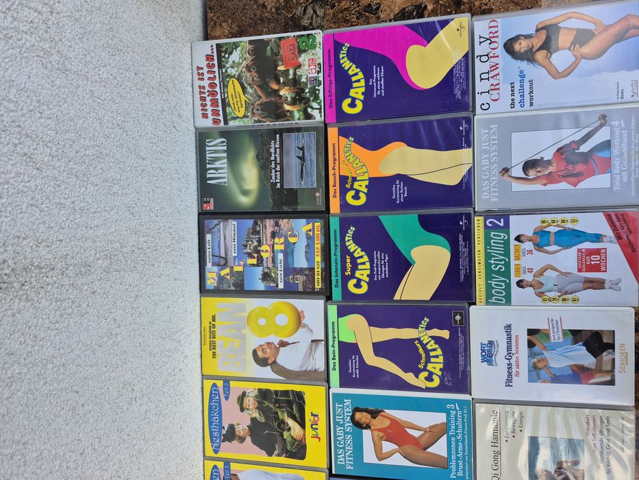 Vând 51 casete video VHS filme Documentare animale ,planete,Aerobic