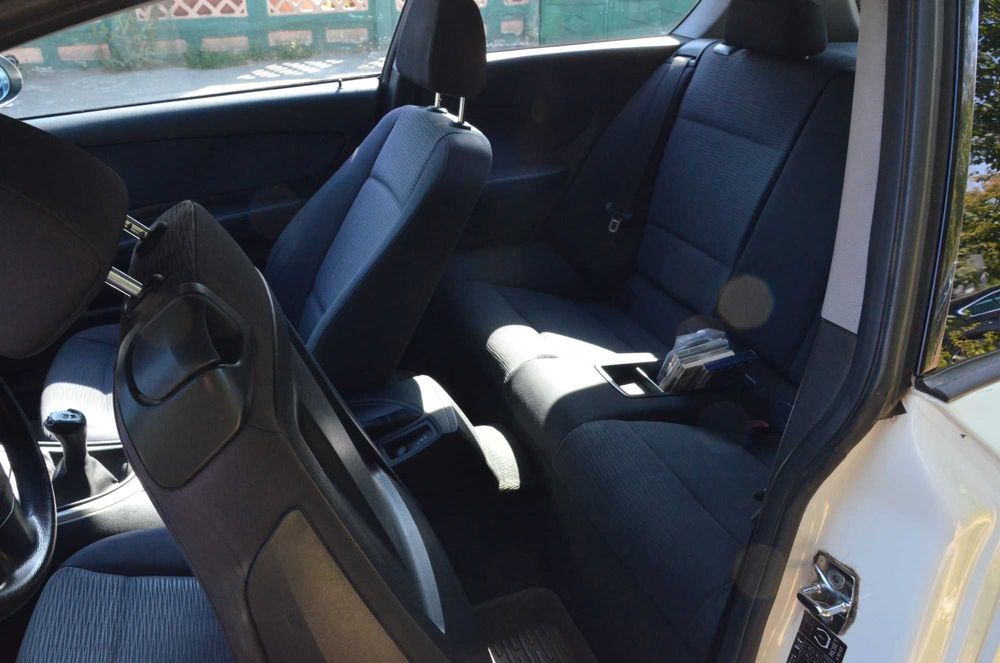 Vând BMW Seria 1 alb - 116i benzină, 2009, rulaj mic, bine întreținută