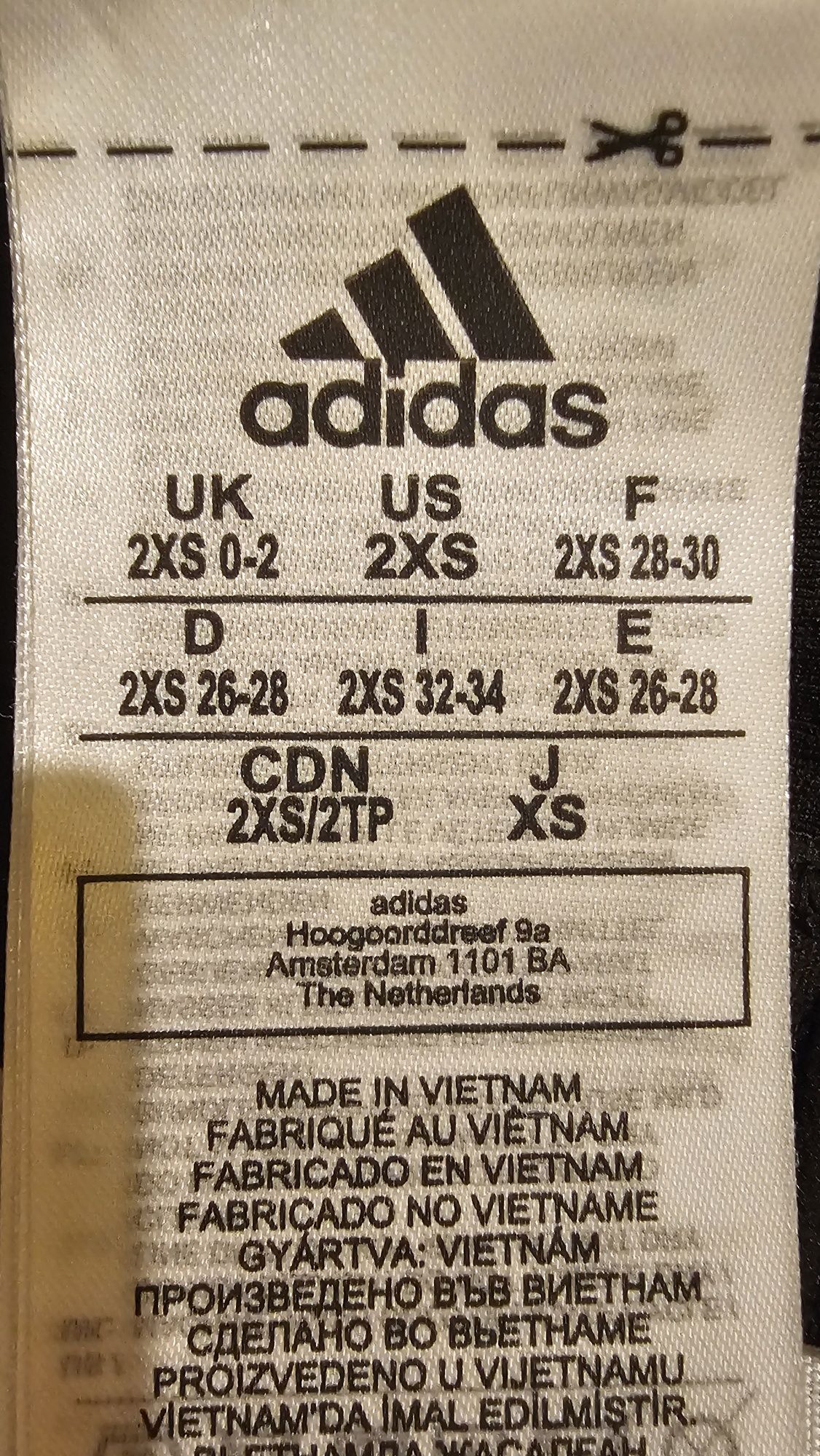 Спортно бюстие Adidas
размер: ХS
чашка: A-C