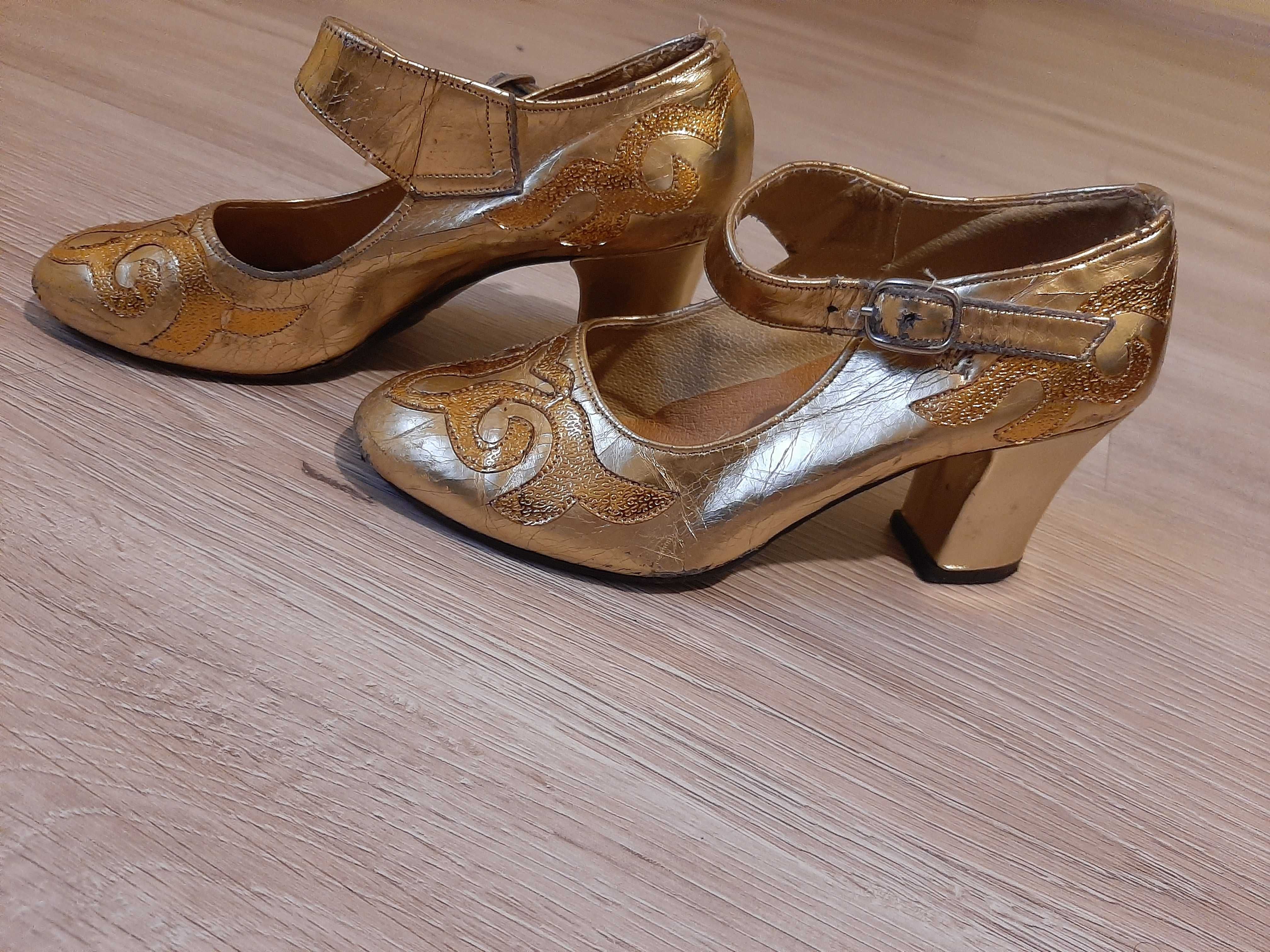 Туфли золотистого цвета, с казахским национальным узором. 34 размер.