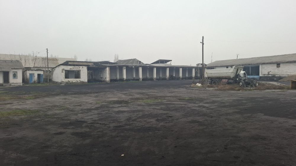 Noturar bino inshoot.Omborxonalar,er,angar,sklad.