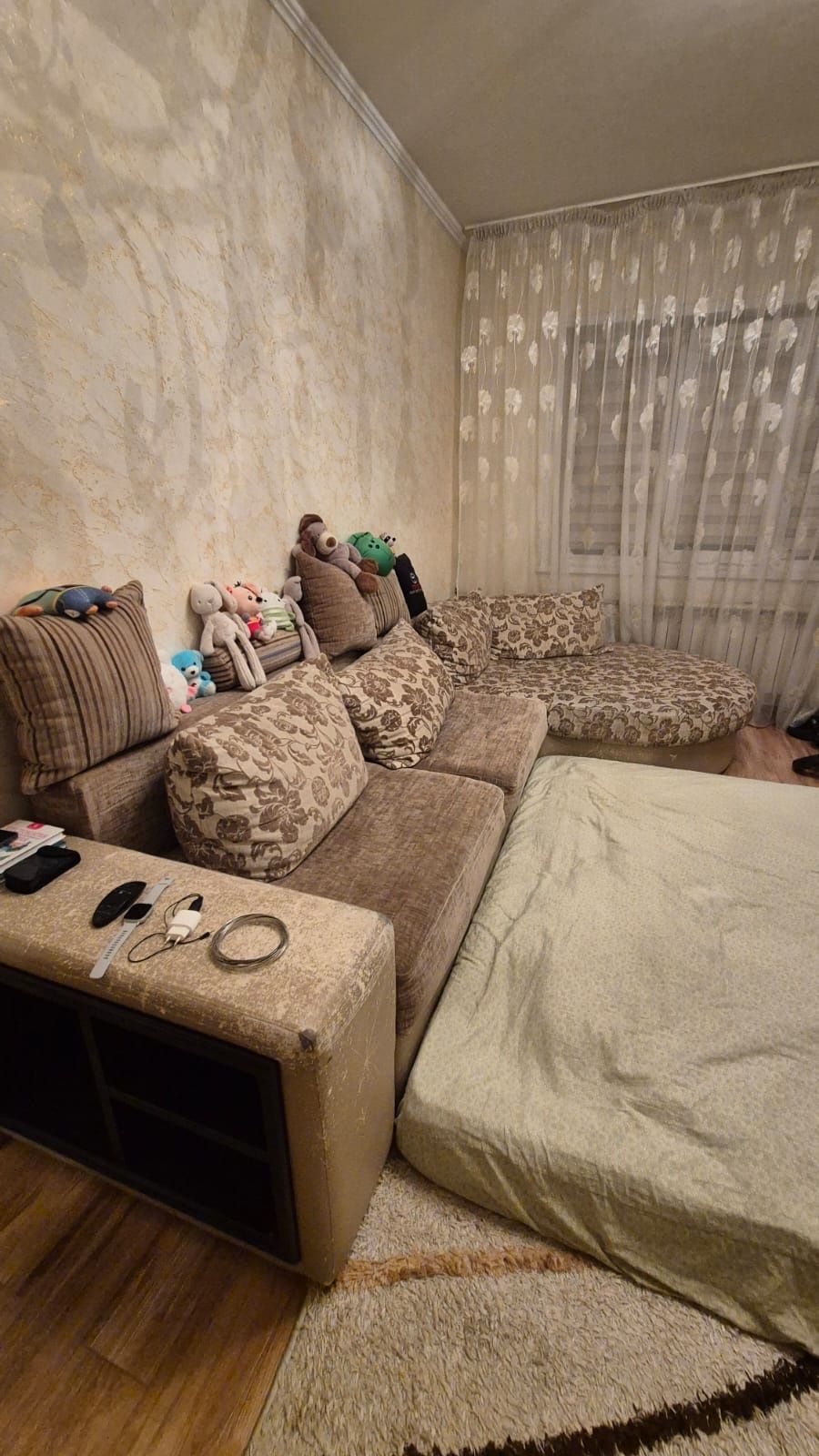 Диван углом. С креслом