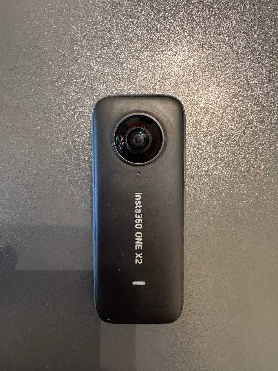 Экшен-камера Insta360 ONE X2 с селфи-палкой и крепежом