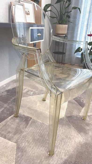 Столове 3 броя Louis Ghost от Kartell.