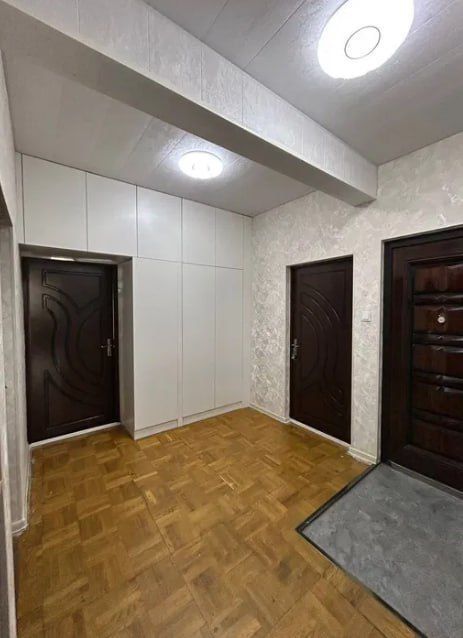 Продаётся квартира на Себзаре, центр города Ор-р ЗАГС,  балкон  2×6