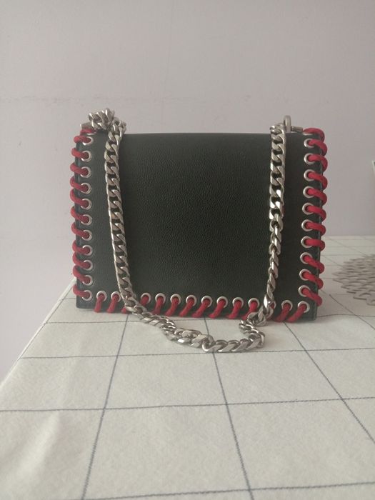 Продается стильная брендовая сумочка "Charles &Keith"