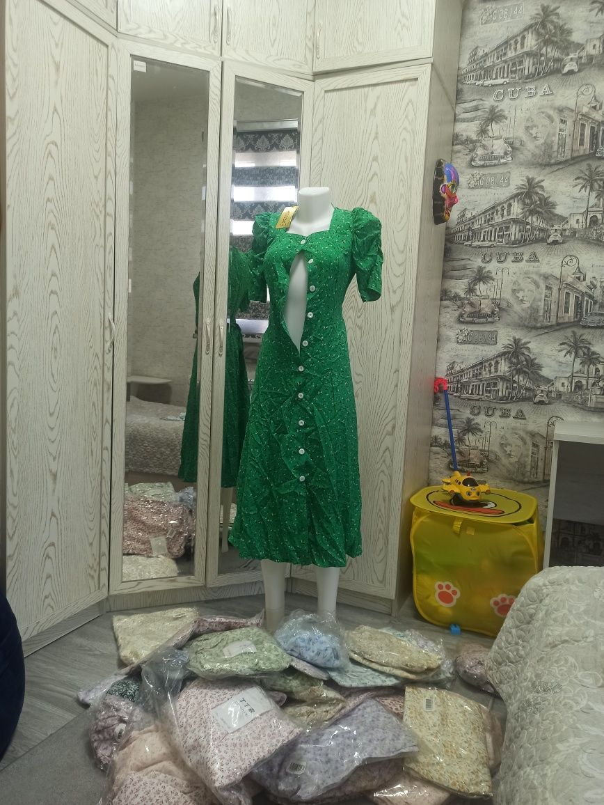 Распродажа женских купальников и летних юбок