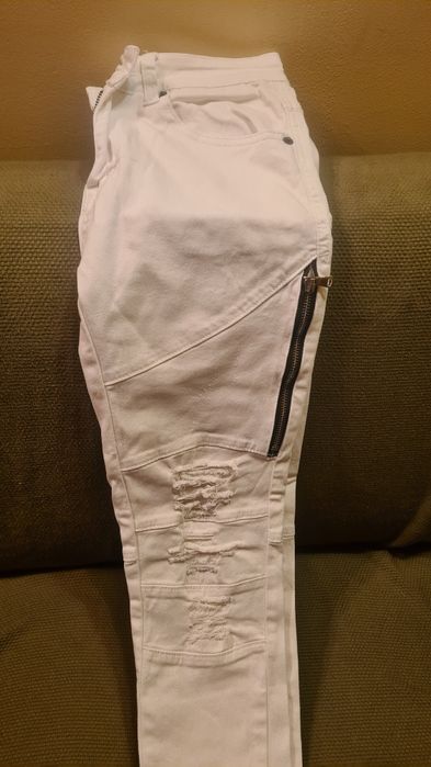 Pantaloni  băieți culoare alba, (tip blugi) marca JOHN H