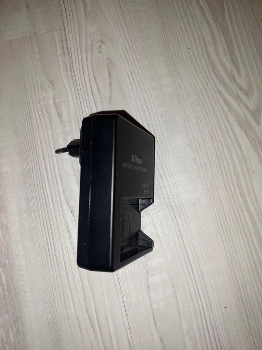 Vând Nikon D3500 + kit 18-55 mm + card 64GB + acumulator – ca nou