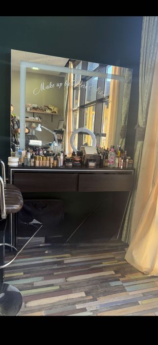 Гримьорна с голямо огледало