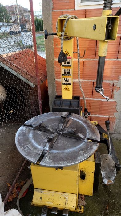 Гумодемонтажна машина за гуми