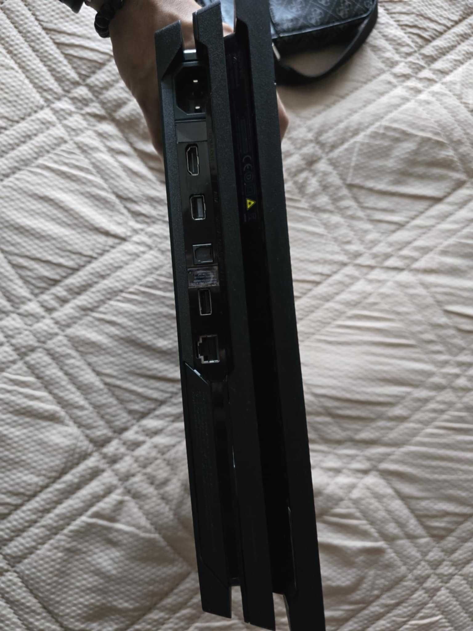 PS4 PRO 1TB пълен комплект с оригинален джойстик