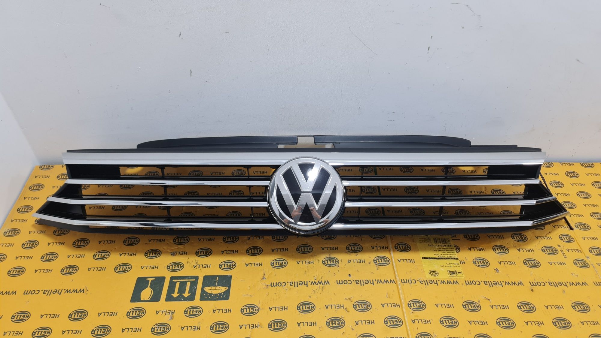 Grila masca radiator bara fata emblema radar distronic VW Passat b8