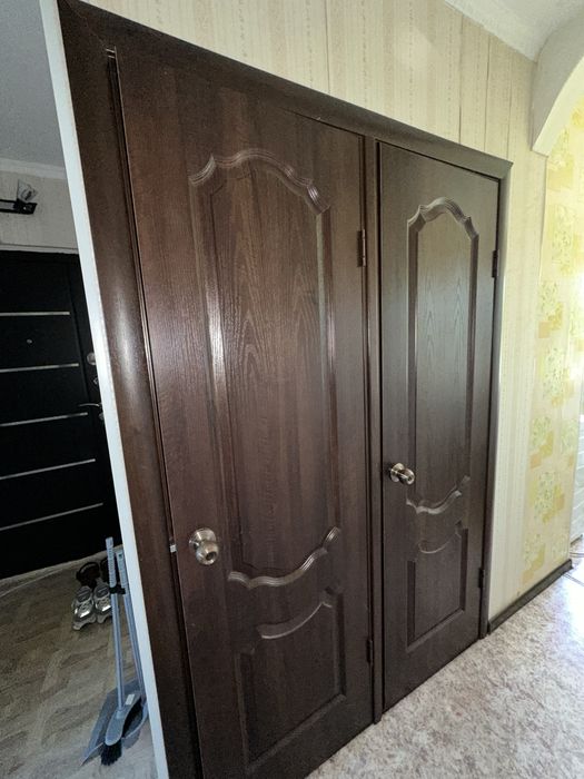 Продам одну дверь срочно