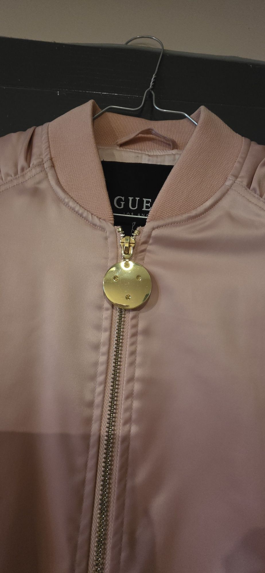 Яке-бомбър на марката Guess