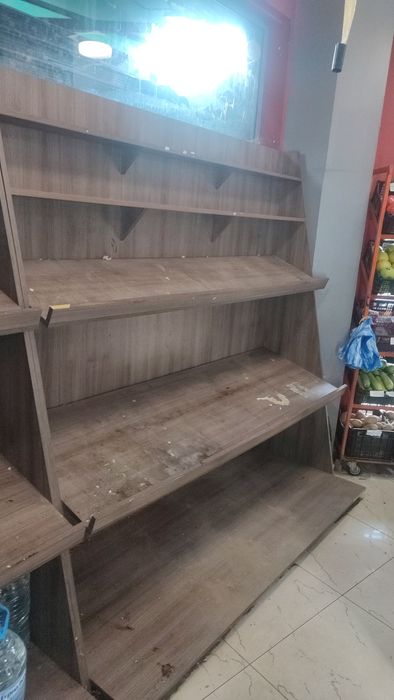 Продавам 2 бр.стелажи.