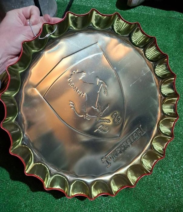 Метална табела Ферари в форма на капачка