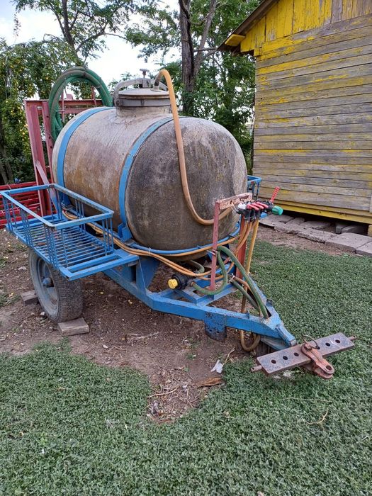 Vânnd diverse utilaje agricole.