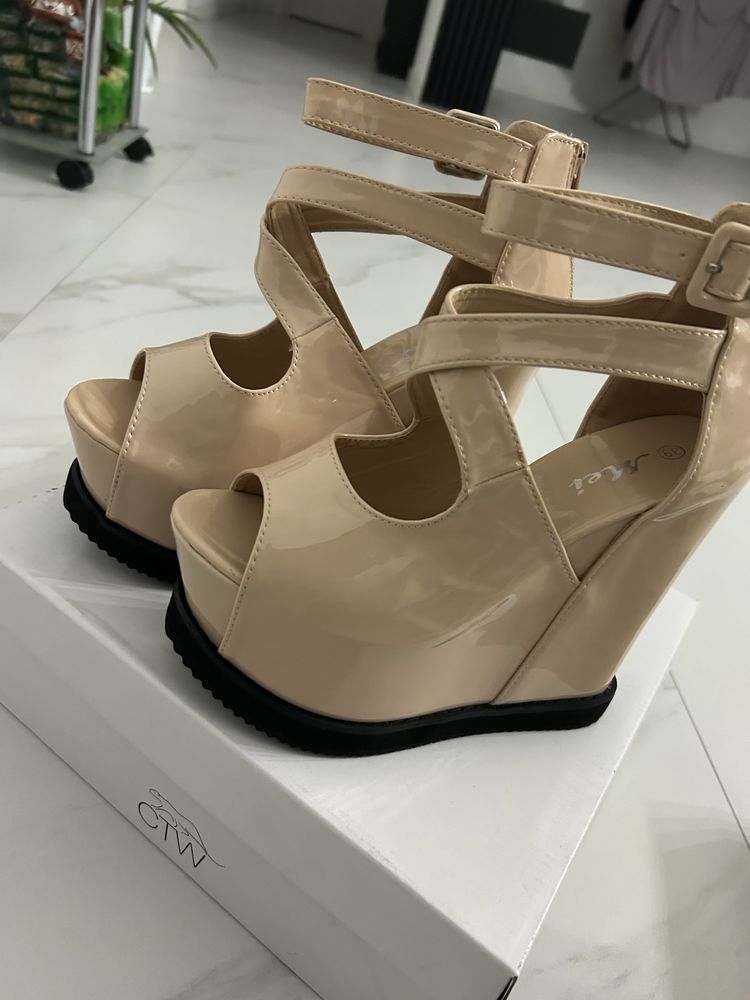 Sandale cu platforma nr 38