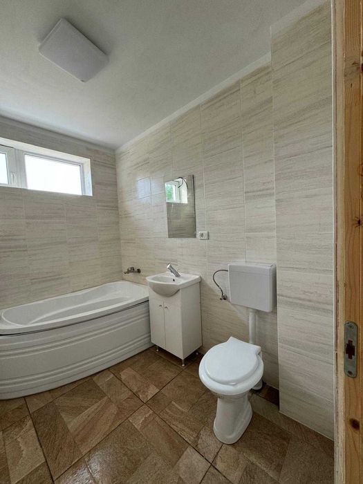 Proprietar, vând casa verde parter + etaj, la cheie.
