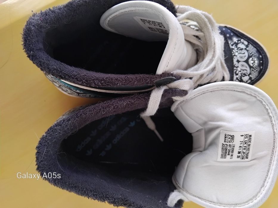 Оригинални дамски кецки Адидас.