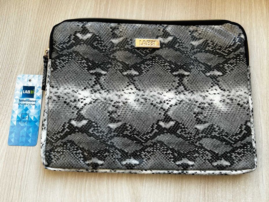 Продавам нов калъф / чантичка за таблет до 9,7"
